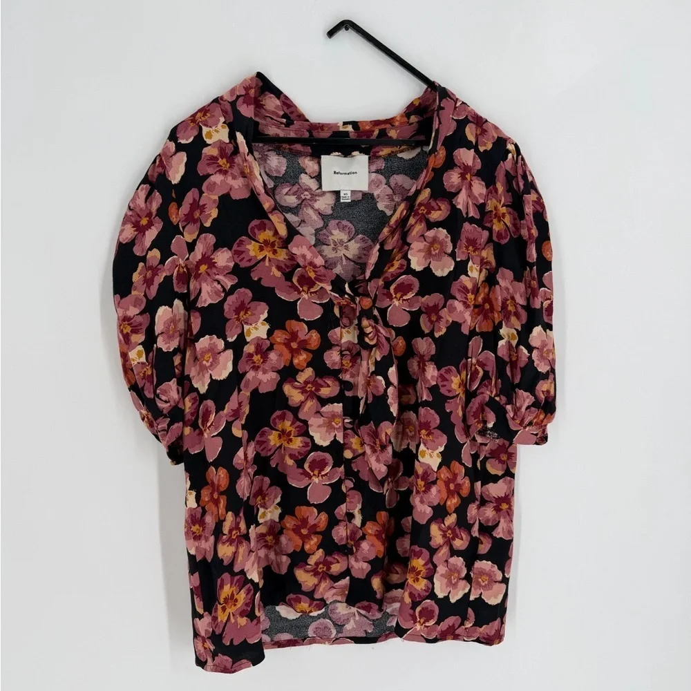 Reformation Joelle Floral Printed V Neck Tie Button Front Blouse Top In Pansy